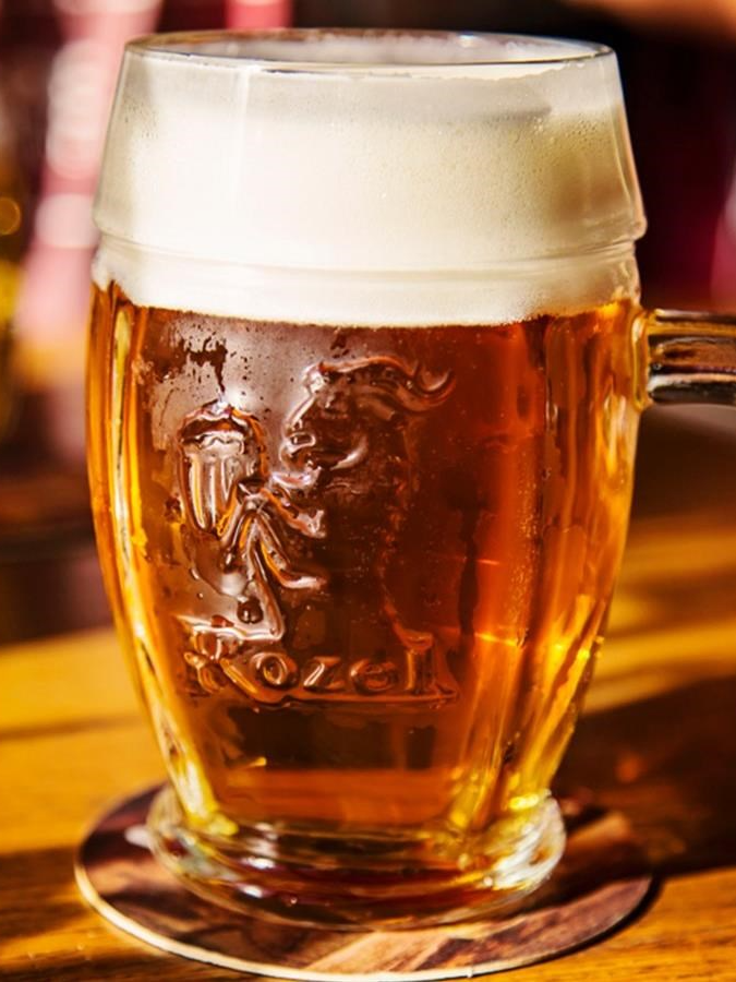 Pivo Kozel v půllitru